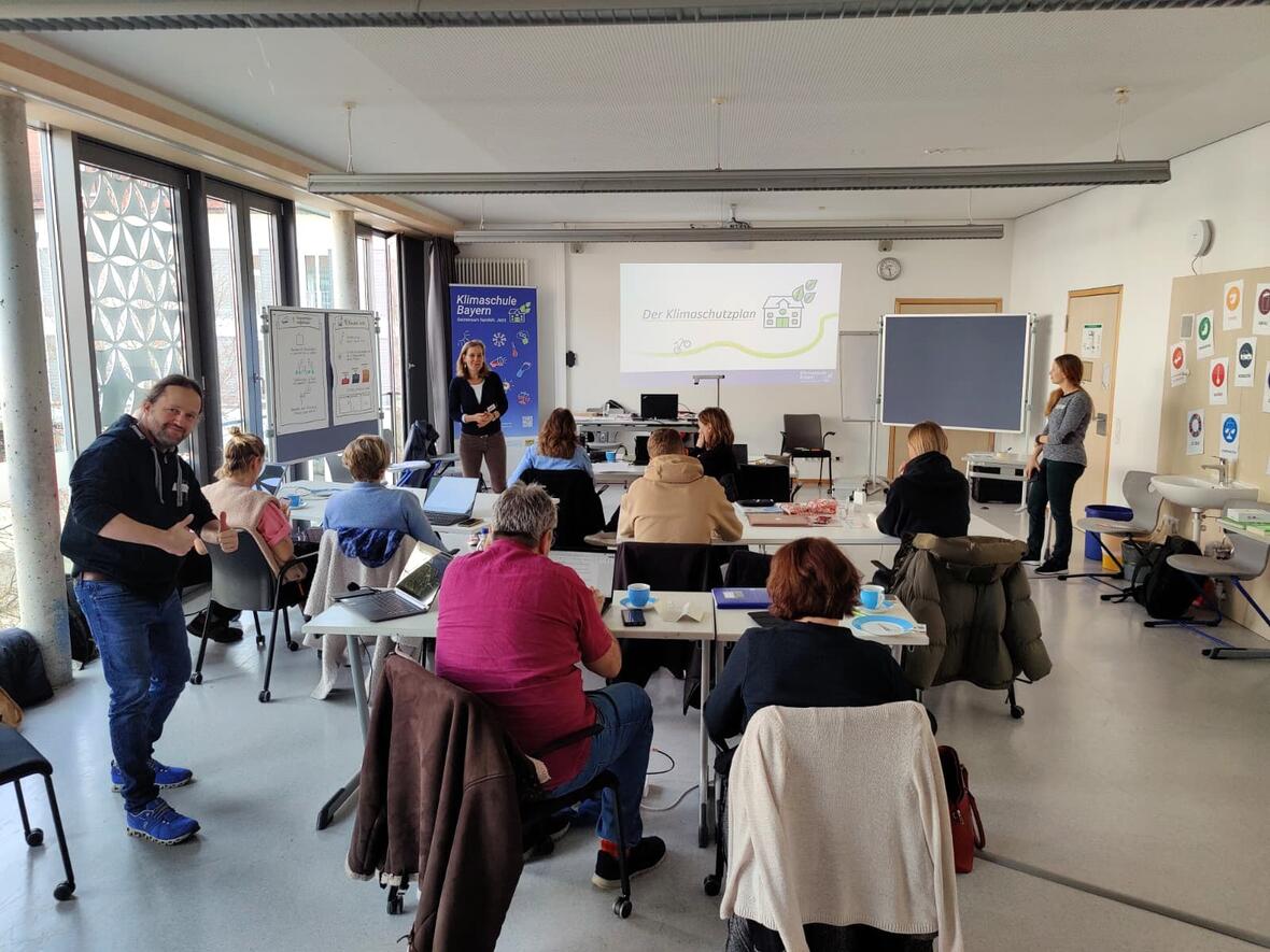 Volles Haus bei der Fortbildung „Klimaschule – Dabeisein leicht gemacht“ an der FOSBOS Neuburg: Lehrkräfte und Schulteams aus ganz Bayern informierten sich über den Weg zur Klimaschule.