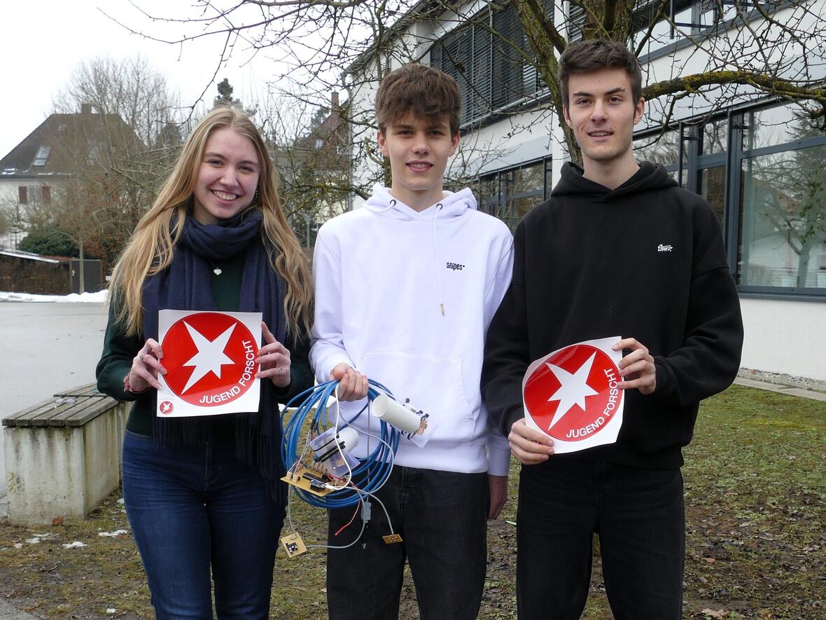 Fanziska Stöckl, Niklas Mayr und Alexander Scholz untersuchten, ob und wie sich Bäume eignen, die extrem heißen Sommer auf Schulhöfen abzumildern und die Aufenthaltsqualität für Schülerinnen und Schüler in den Pausen zu erhöhen.