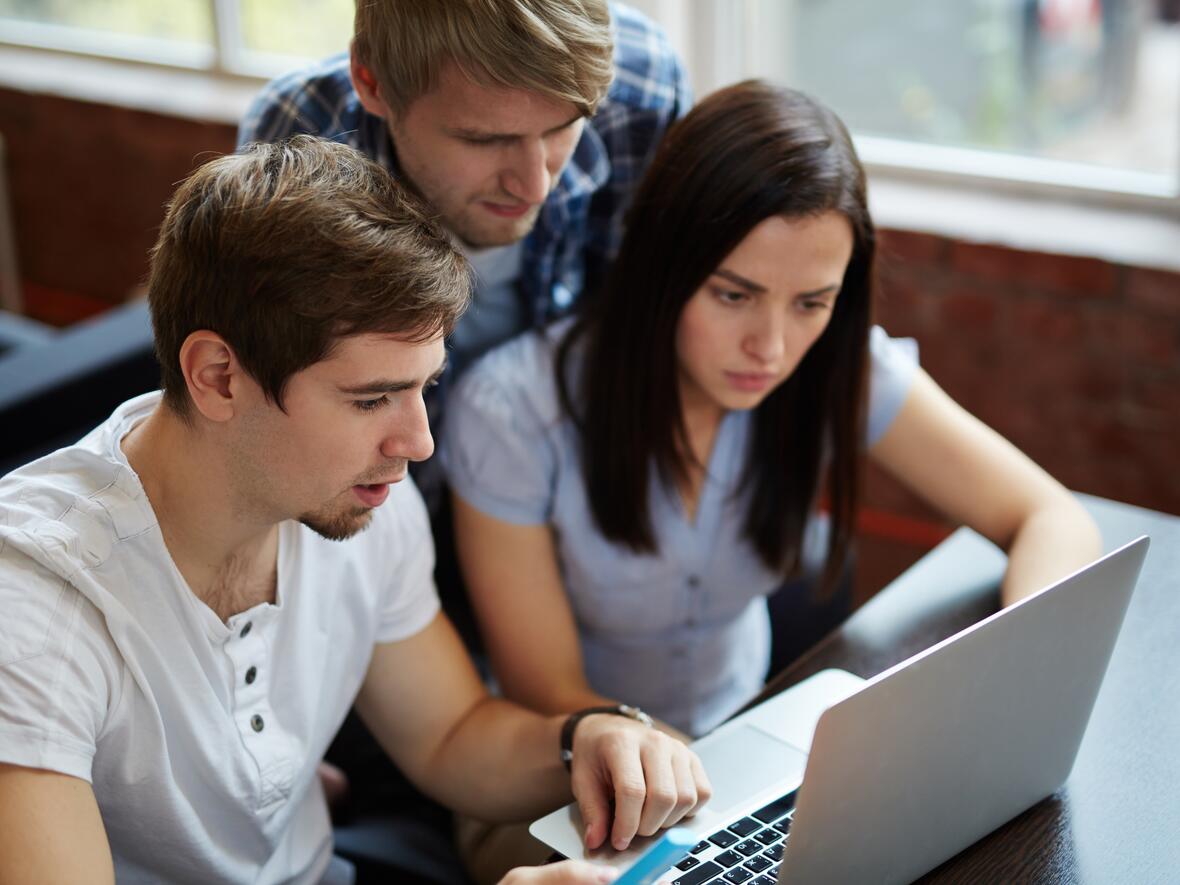 drei-studenten-laptop-von-oben-freepik