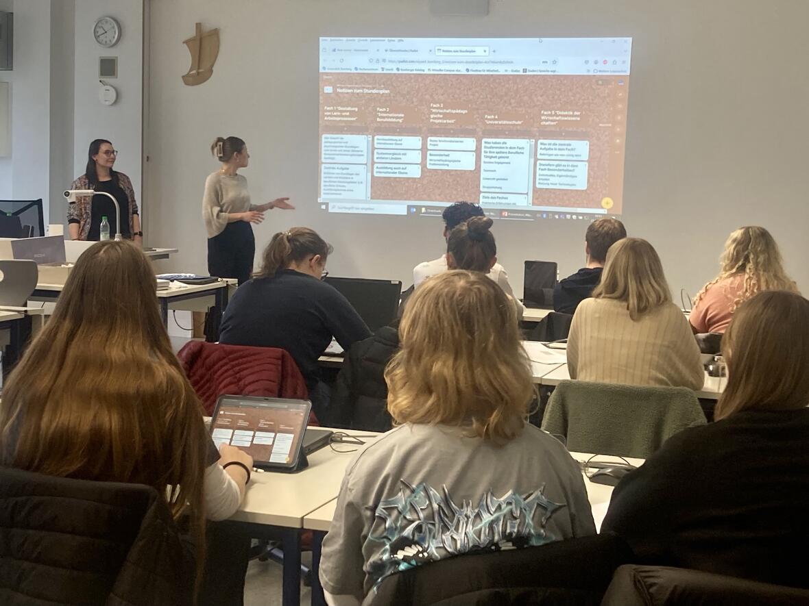 Anne Wagner (Fachstudienberatung) und Shaleen Beil (Wissenschaftliche Mitarbeiterin) von der Universität Bamberg führten in die Wirtschaftspädagogik ein.