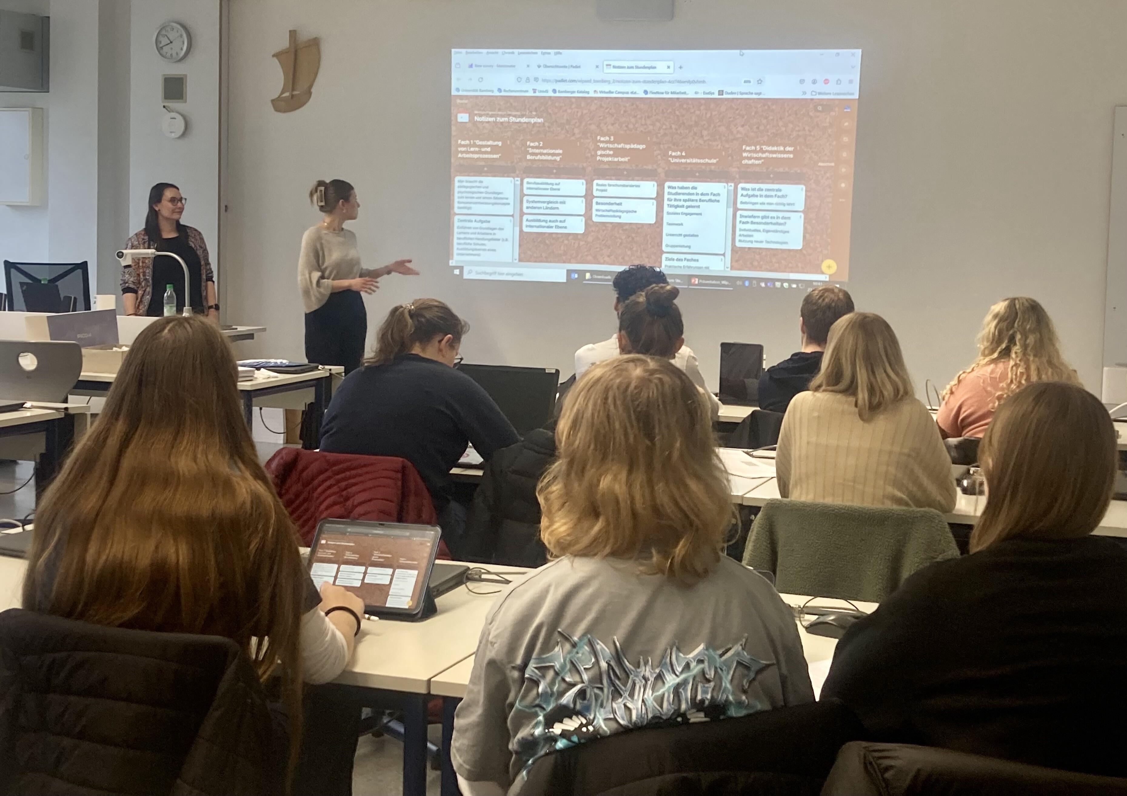 Anne Wagner (Fachstudienberatung) und Shaleen Beil (Wissenschaftliche Mitarbeiterin) von der Universität Bamberg führten in die Wirtschaftspädagogik ein.