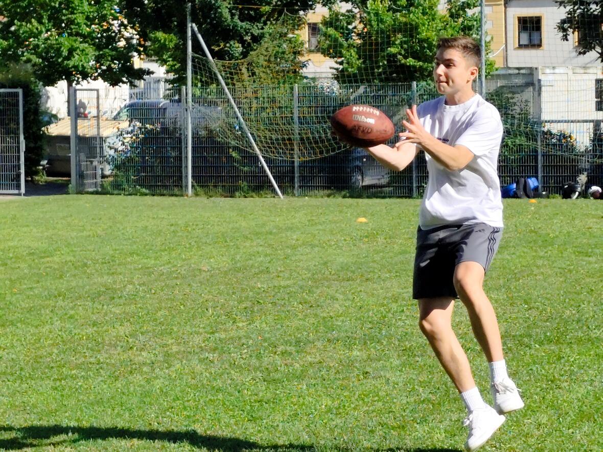 Fangübung 3: Ball kommt von hinten, umdrehen, fangen, weiterlaufen