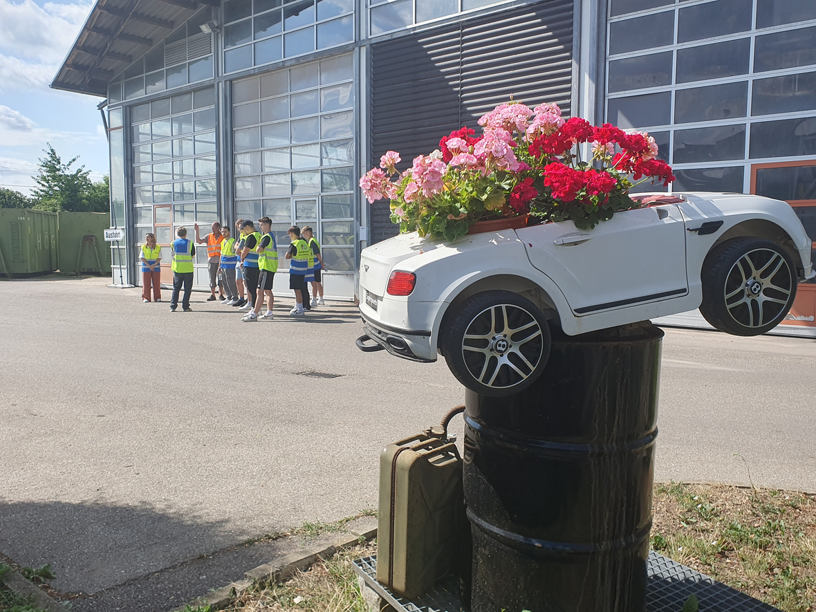 Im Wertstoffhof werden alle möglichen Abfallstoffe einer neuen Nutzung zugeführt - und sei es als dekorativer Blumenkübel.