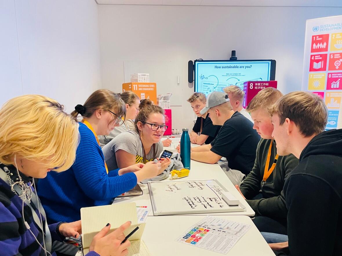 zusammenarbeit-mit-daenischen-schuelerinnen-beim-workshop-in-der-un-city_web