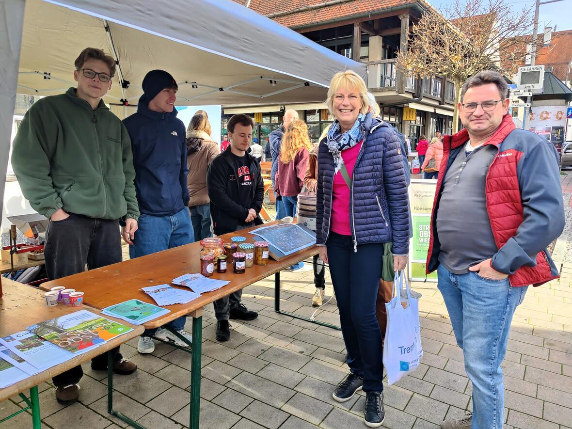 streuobstaktion-am-wochenmarkt-cek