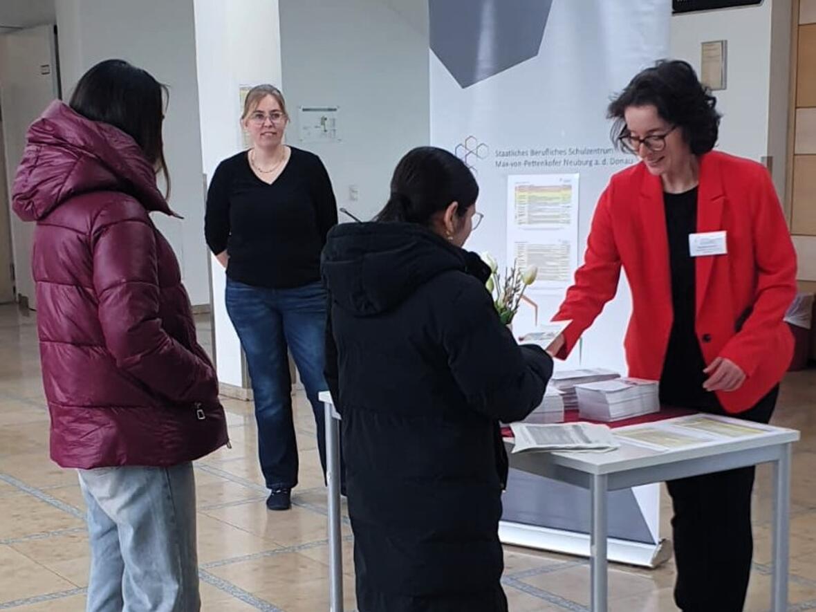 frau-wenzel-am-empfang