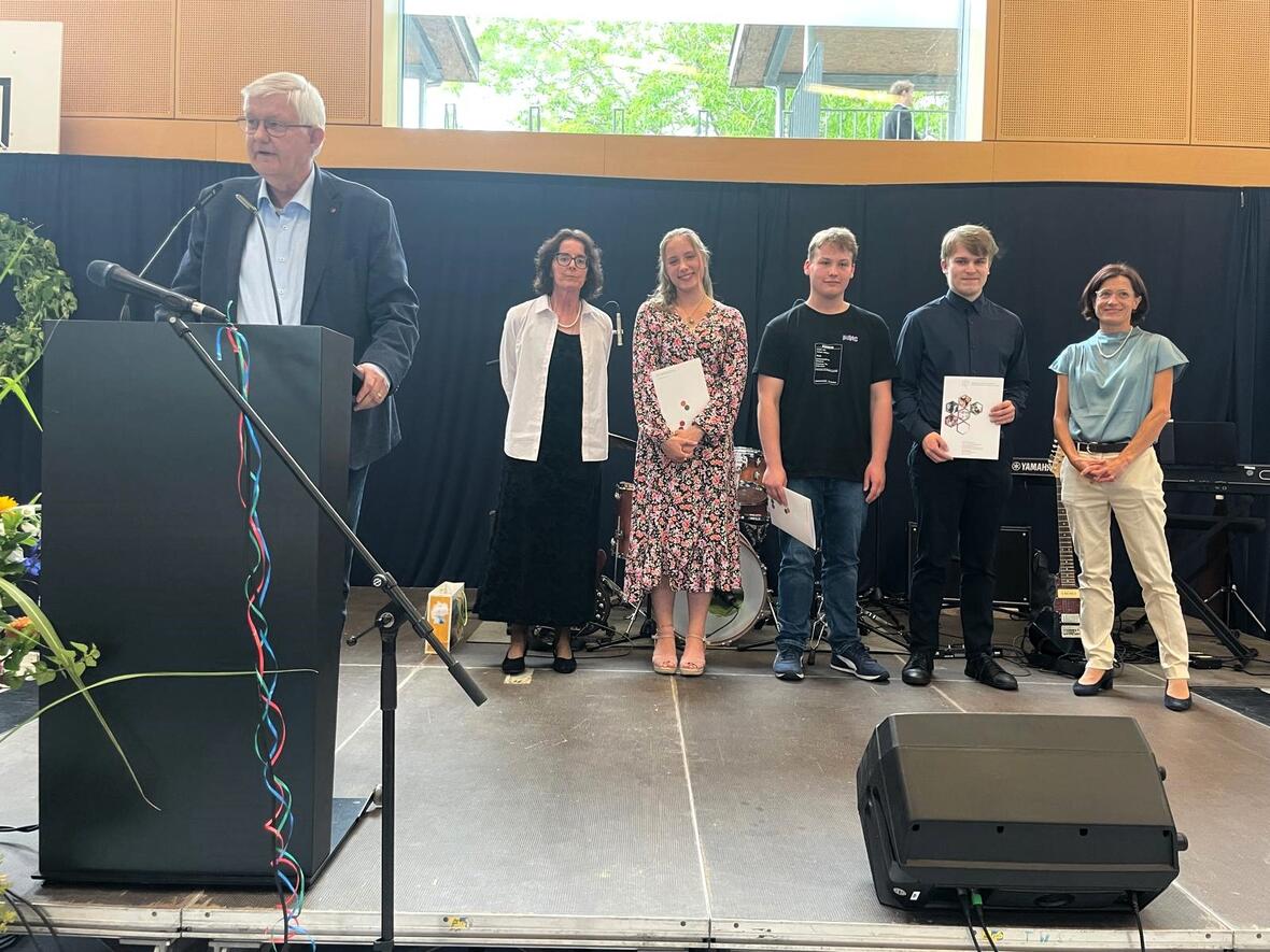 bestenehrung-fos12-mit-prof-werner-widuckel